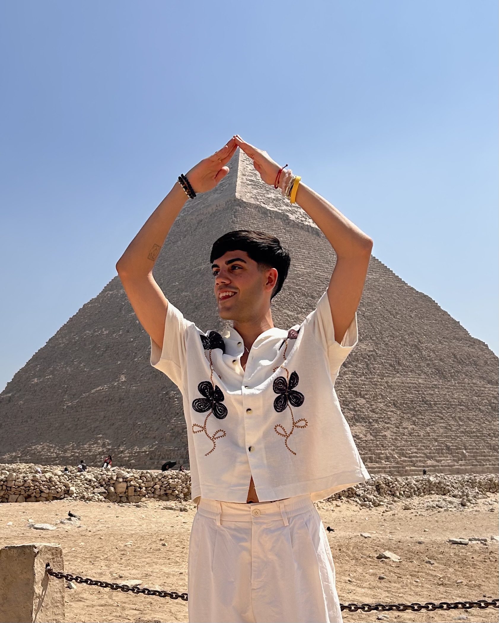 Iván Rosedal sonriendo frente a las pirámides de Egipto